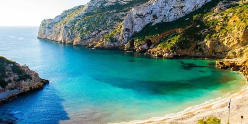 What is worth visiting on the Costa Blanca?